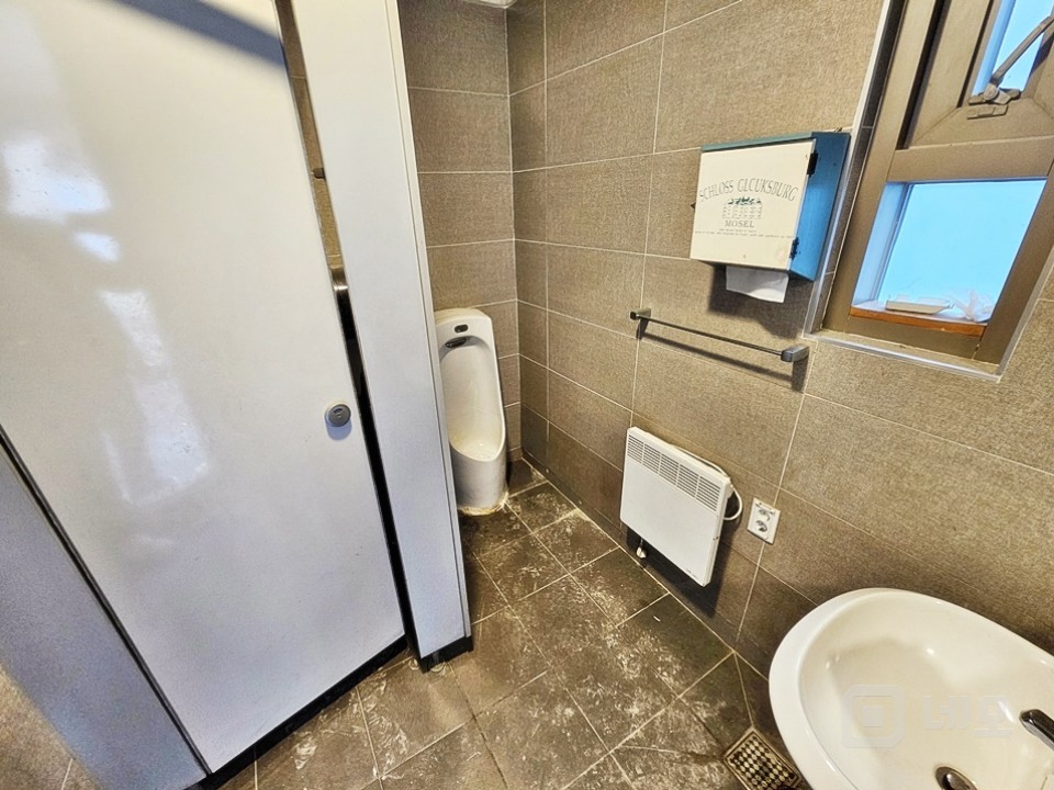 JS 홍대입구역 초역세권 1층 유동인구 많은 상가 임대 매물의 7번째 사진