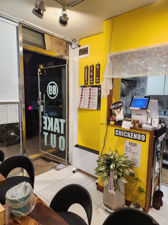 봉천동 주거지역 위치, 깔끔한 인테리어, 주방 시설 완비된 치킨집 매물의 2번째 사진
