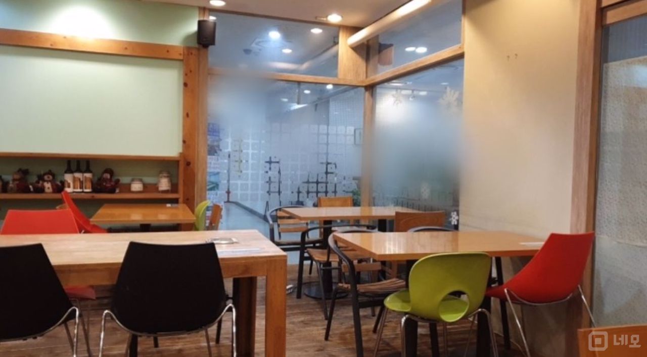 신촌역 초역세권에 위치한 대형 스터디카페 매물의 6번째 사진