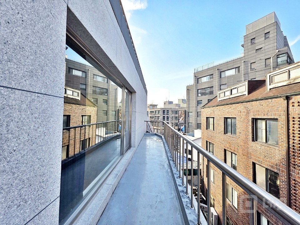 ✅ 장난 아닌 채광 ✅ 장난 아닌 가성비 ✅ 신사동에 이런 곳이? 매물의 6번째 사진