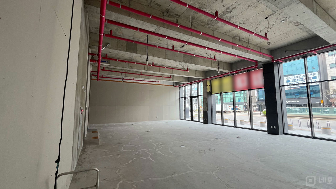 송파나루역 역세권, 방이동 대로변에 위치한 건물 통임대 매물의 2번째 사진