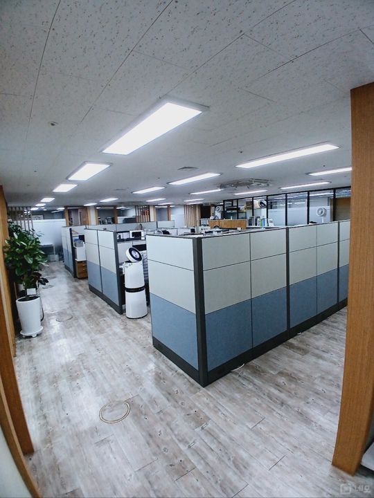 신논현역 도보 5분  250평대의 넓고 깔끔한 사무실입니다 매물의 8번째 사진