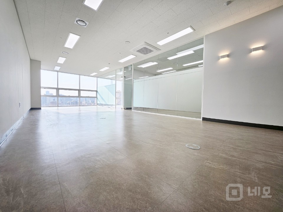 ⭐ 초역세권 사무실. 룸2개 풀인테리어 완료. 공용공간 굳 ⭐ 매물의 6번째 사진