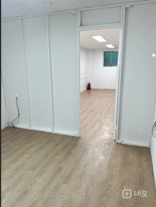 큰창문 자연광 소형 오피스(11평) 매물의 7번째 사진