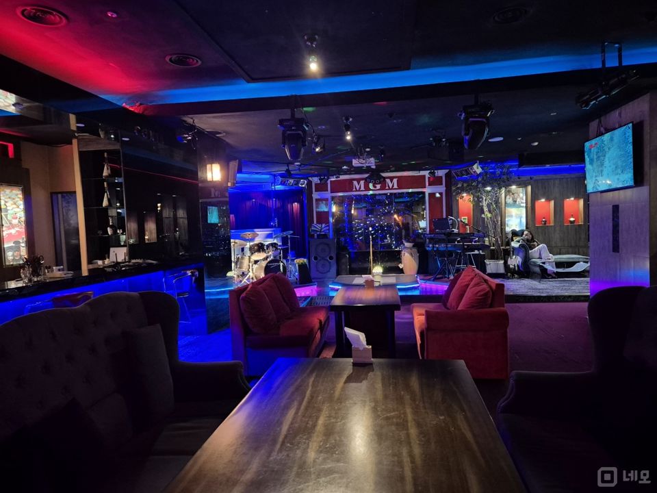 방이동 주목도 높은 대로변 고층 빌딩 110평 라이브 펍 매물의 1번째 사진