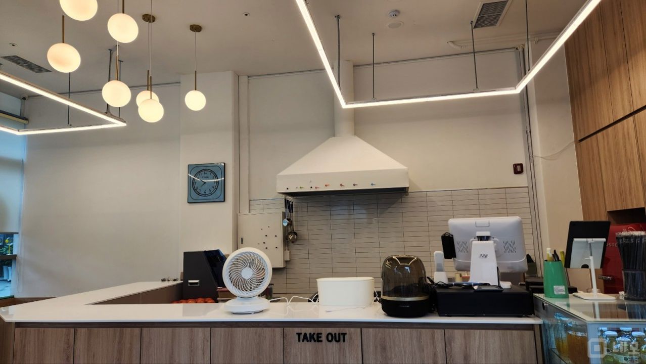 서초동 남부터미널역 역세권, 주방 시설 완비, 개방감 좋은 분식집 매물의 1번째 사진