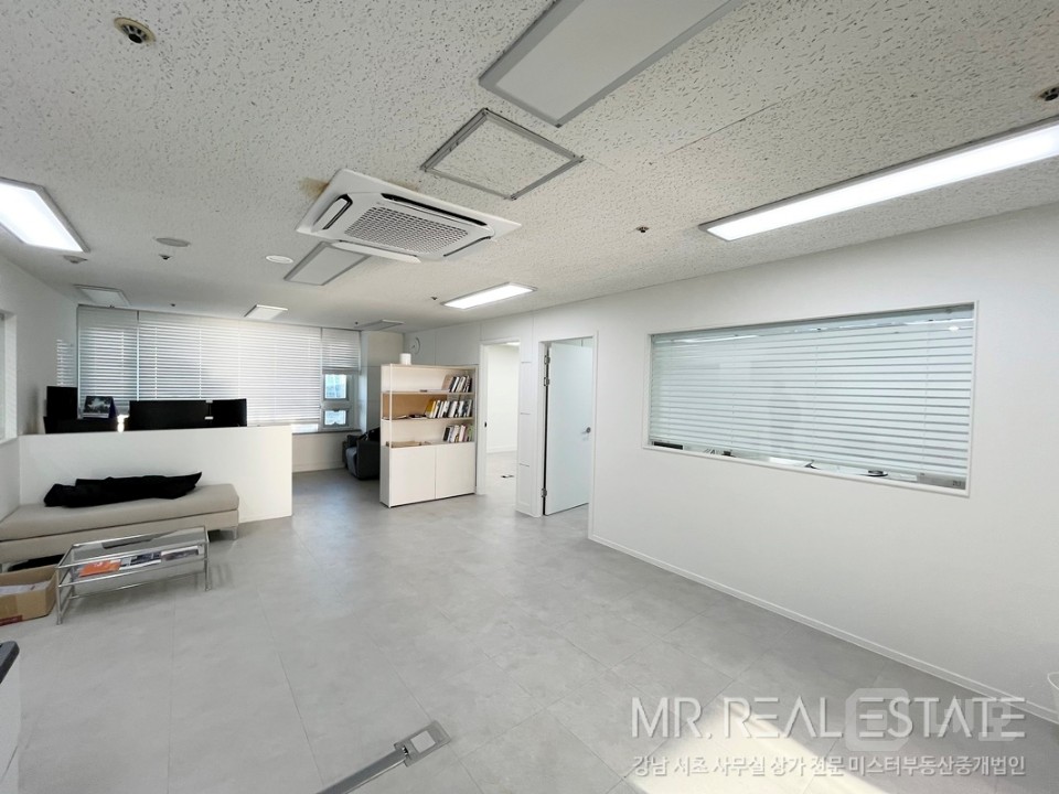 선정릉대로변초역세권 단독층 자주식주차 무권리화이트톤 홀+룸3+탕비 매물의 18번째 사진