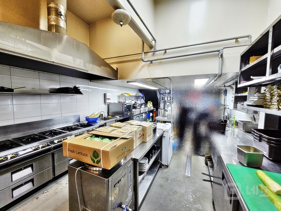 JS 홍대입구역 사거리 인근 대로변 대형 1층 상가임대 매물의 12번째 사진