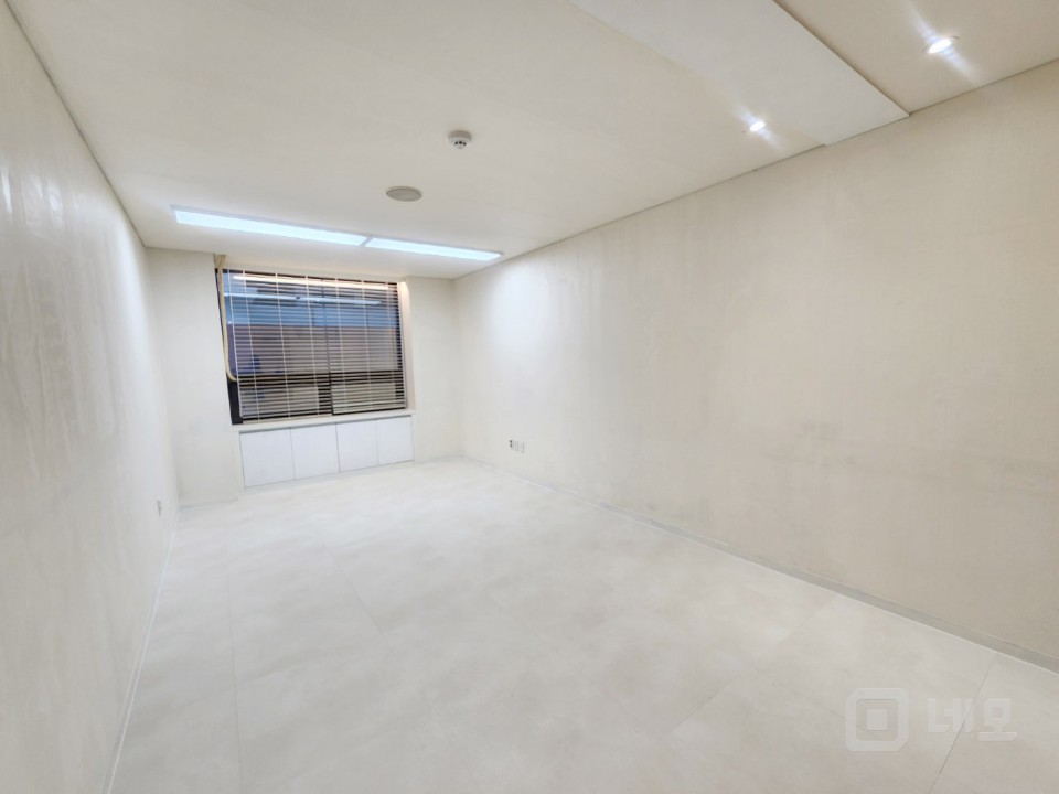 ★화이트 올 리모델링 8평수준의 사무실 매물의 5번째 사진