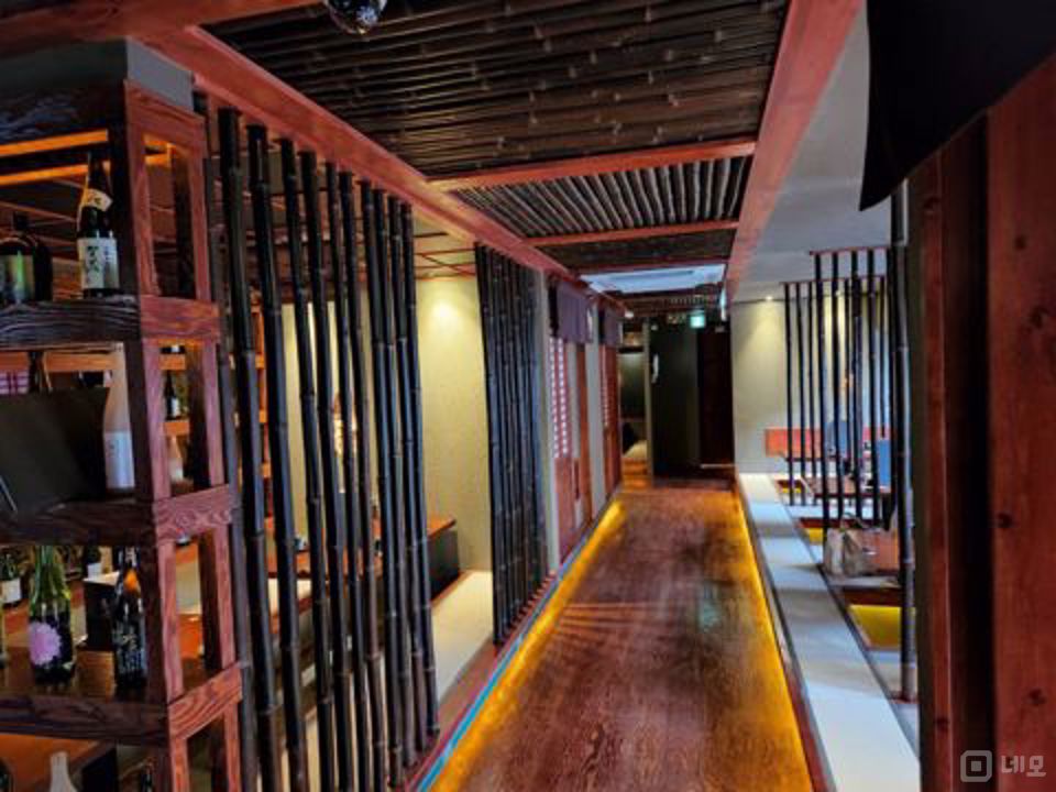 교대역 역세권, 고급스러운 인테리어, SNS 핫플레이스 이자카야 매물의 1번째 사진