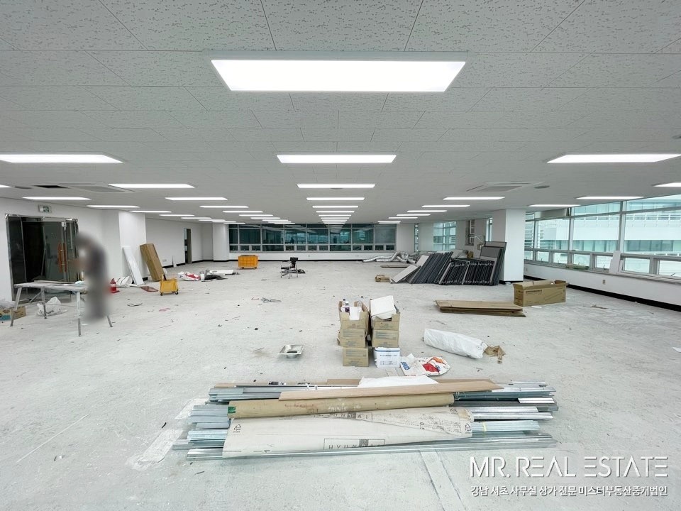 사진有 언주역 2분 채광 우수. 밝은 분위기의 사무실. 매물의 6번째 사진
