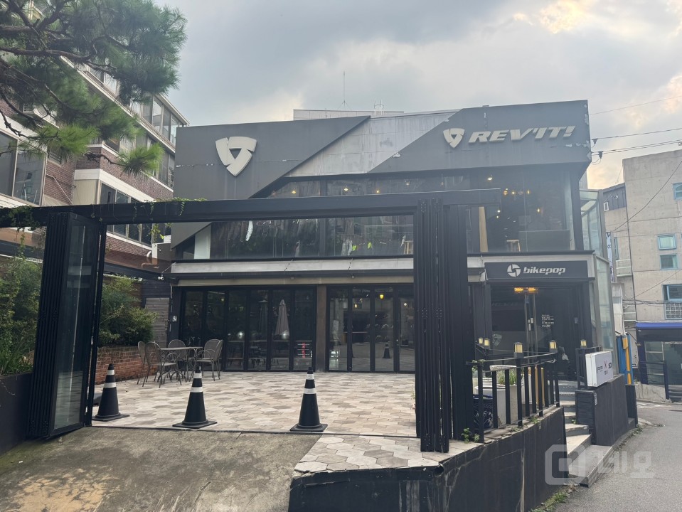 홍대 메인거리 이면 주택형 통임대 상가 테라스 단독사용 매물의 1번째 사진