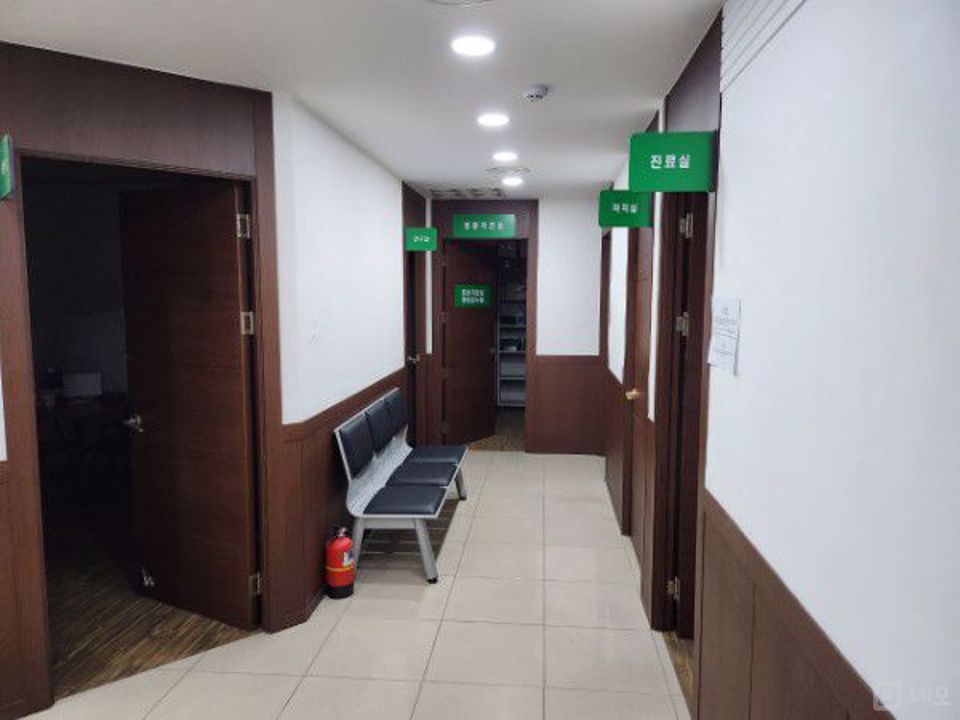 안중읍 현화리 대로변 위치 좋은 2층 병원 인테리어 된 상가 임대 매물의 2번째 사진