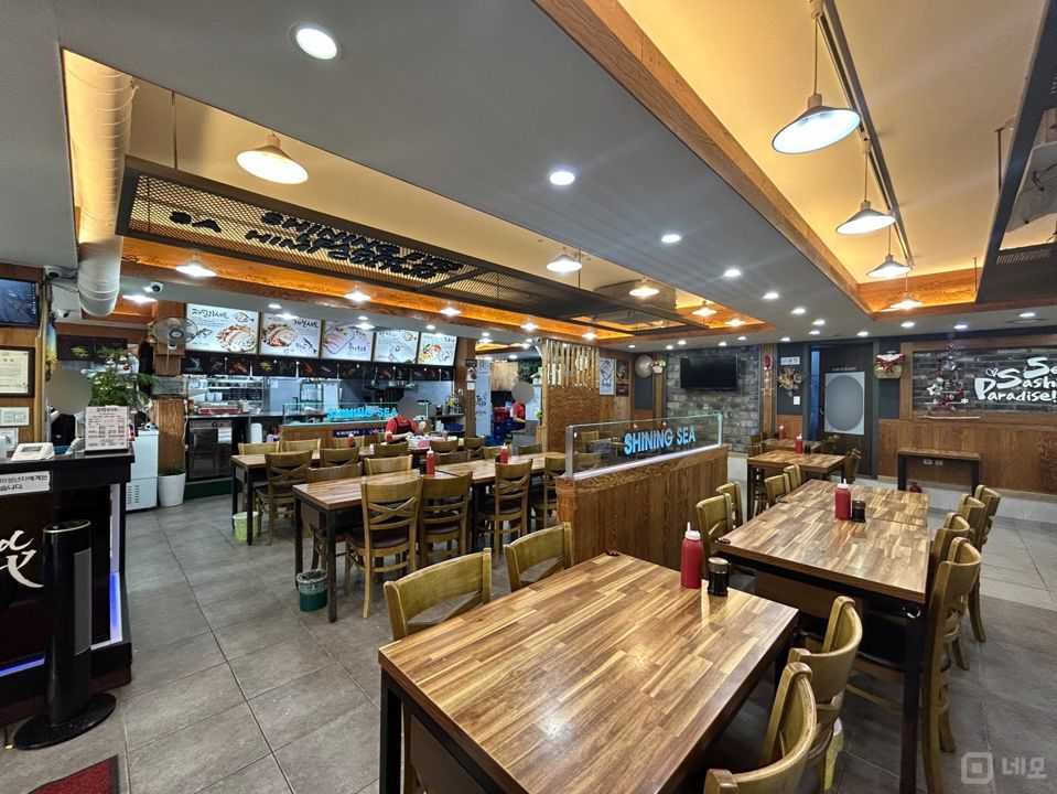 망우동 오거리 코너 1층 위치, 단골 많아 매출 좋은 횟집 매물의 1번째 사진