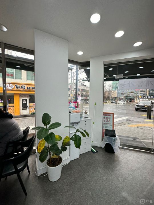 대로변 코너 1층, 은행나무시장 인근에 위치한 시흥동 이동통신점 매물의 4번째 사진