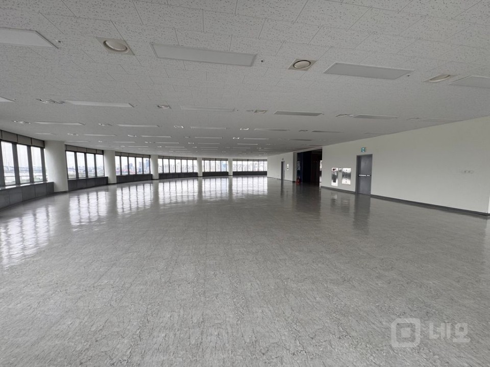 한강뷰 가성비 최고의 사무실 최고층 주차편리 강변북로 앞 매물의 9번째 사진