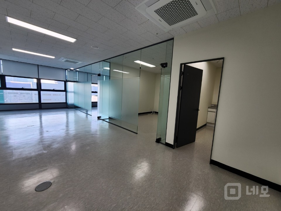 실면적 27평 .룸2.탕비.안양천뷰.즉시입주 매물의 3번째 사진