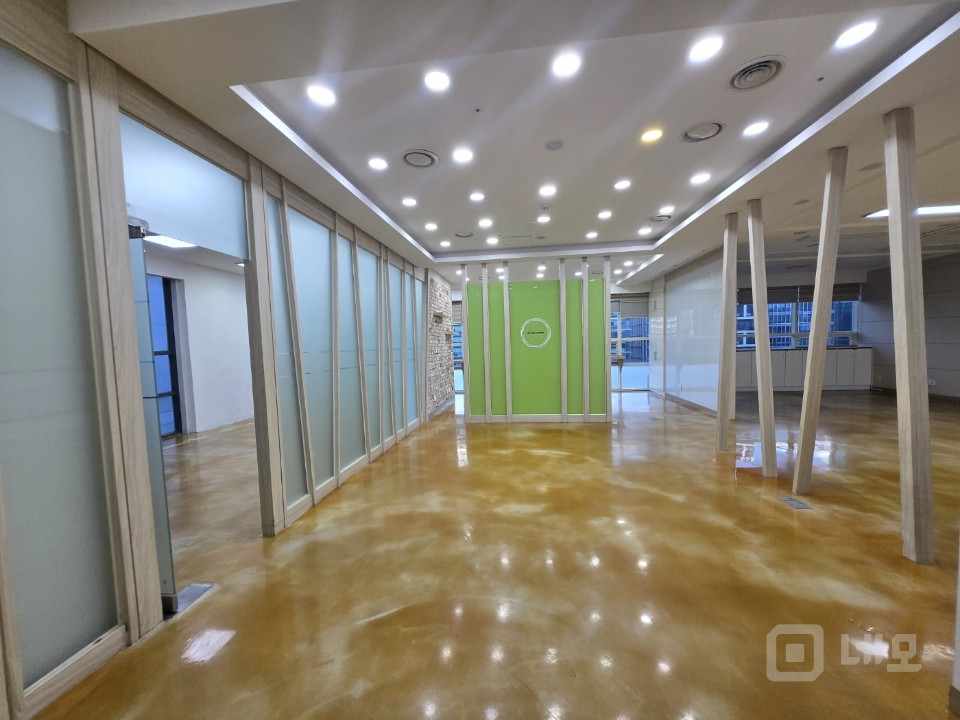 50평대 가산디지털단지역 초역세권 .즉시입주.인테리어 좋음 매물의 2번째 사진