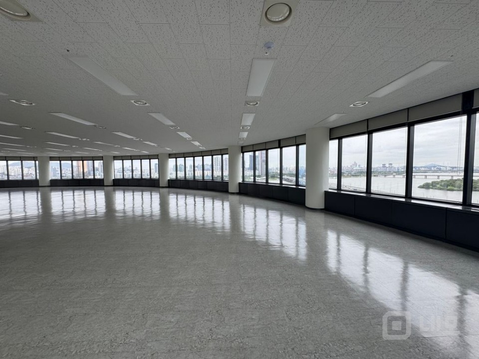 한강뷰 가성비 최고의 사무실 최고층 주차편리 강변북로 앞 매물의 2번째 사진