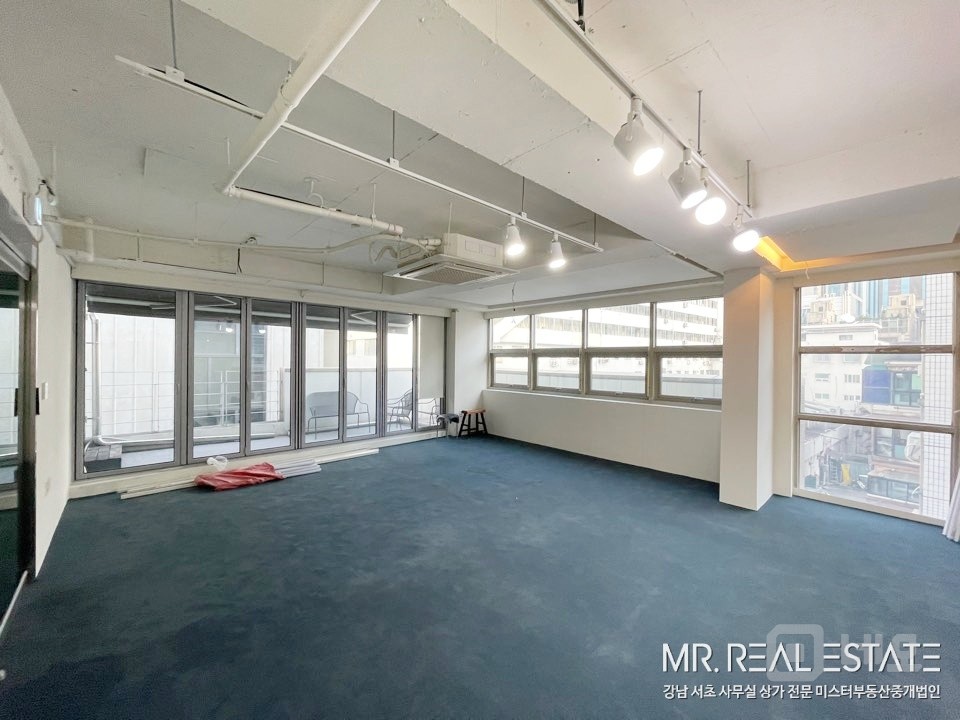 사진有.신사역 8번출구 인근.테라스有.접근성甲 매물의 4번째 사진