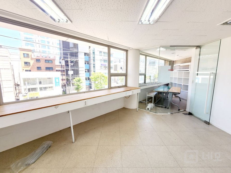 A급 사무실 O 시설 완비 O 룸 인테리어 O 주차 편리 O상수역 10초 매물의 2번째 사진