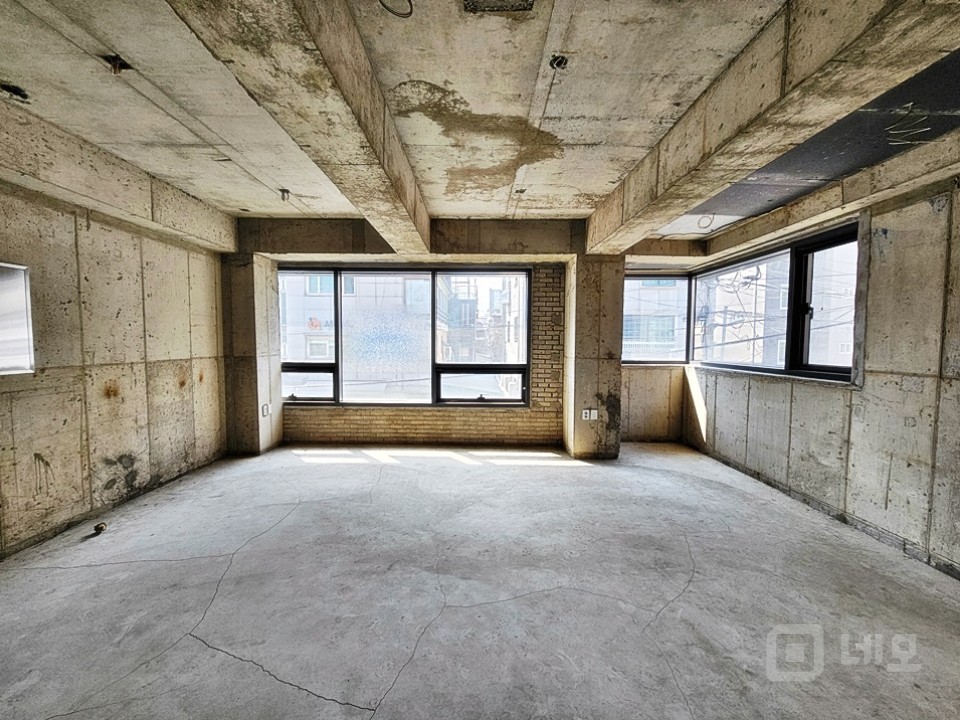 JS 망리단길 메인대로 신축급 무권리 신축 상가 매물의 1번째 사진