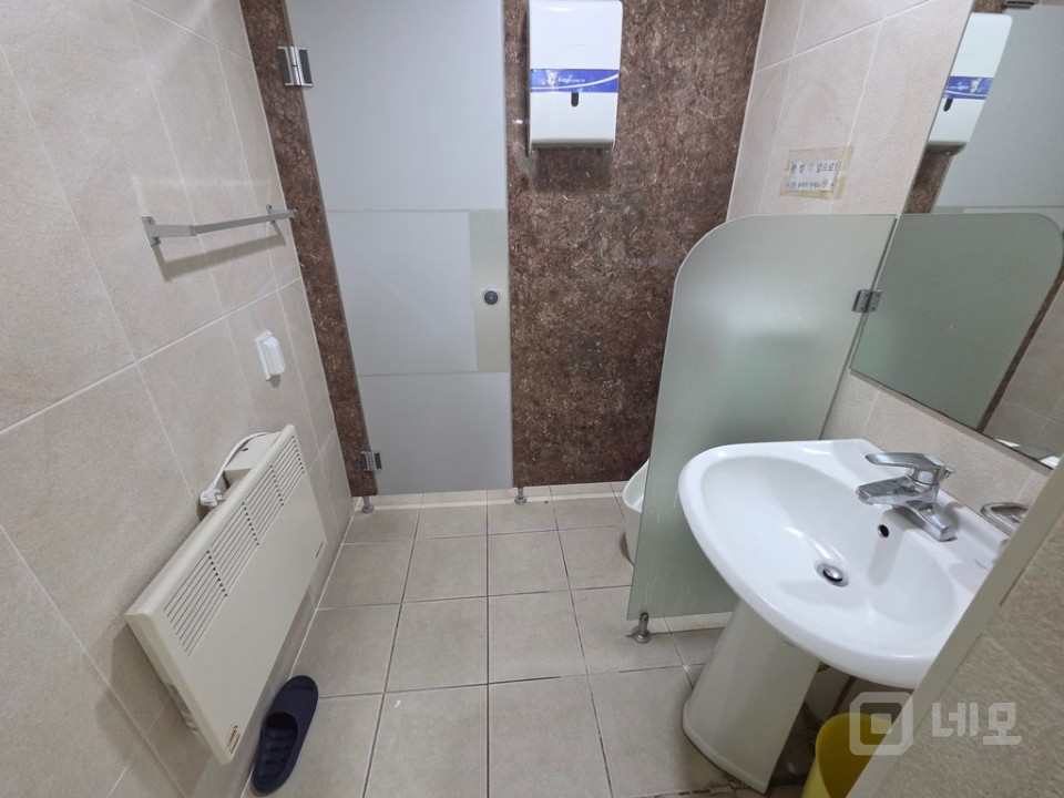 신촌역 도보 4분/홍대입구역 5분 역세권 전용148평 무권리 사무실/상가 매물의 14번째 사진