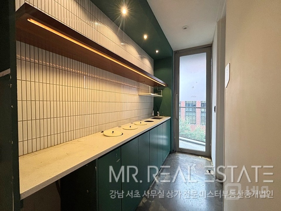 실사진 학동역1분 주차4대 룸9개 S급인테리어 대로변 무권리 매물의 6번째 사진