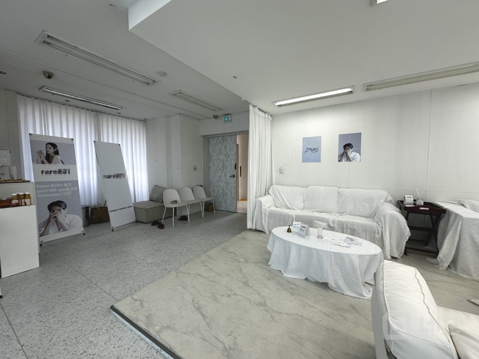 🧡화이트톤 채광 좋은 쇼룸 인테리어 무권리 상가🧡 매물의 5번째 사진