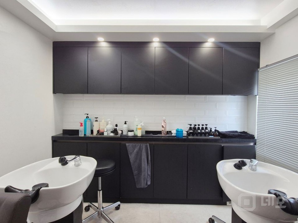 무권리 세련된 화이트톤 공간 유동인구 활발한 상권 내 위치  매물의 7번째 사진