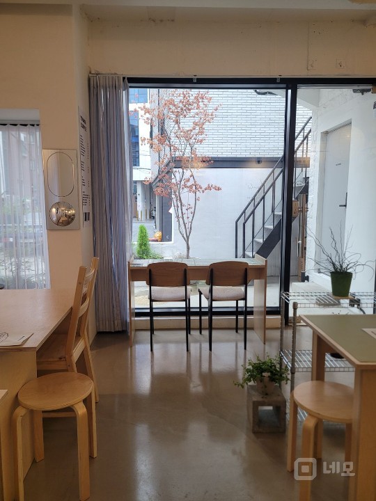 “성수동의 감성을 담아내는 아담한 단독 건물 카페” 매물의 5번째 사진