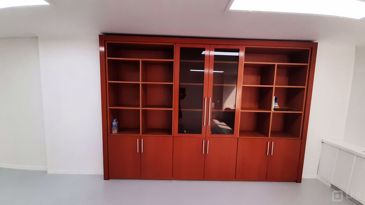 화이트톤의 깔끔하고 깨끗한, 수납공간이 많은 사무실입니다. 매물의 12번째 사진