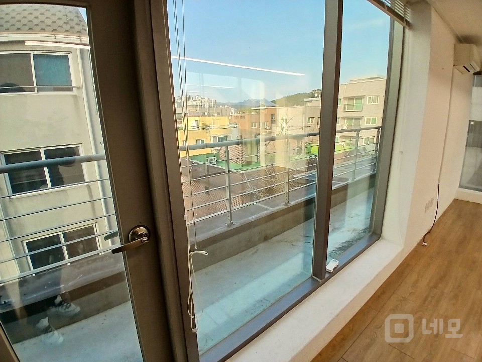 홍대입구역 15분 거리 신축급 조용한 주변의 고급 사무실 매물의 8번째 사진