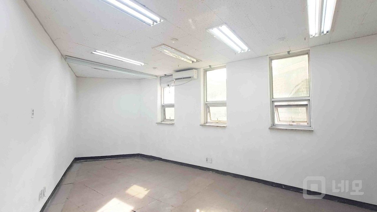 🏢 [충신동 1층 소형 사무실] 합리적 월세·깔끔한 공간! 매물의 2번째 사진
