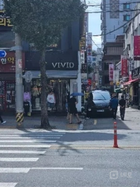 신림동 중심상권.여성의류 운영 매장 / 1층 가시성 최고 매물의 3번째 사진