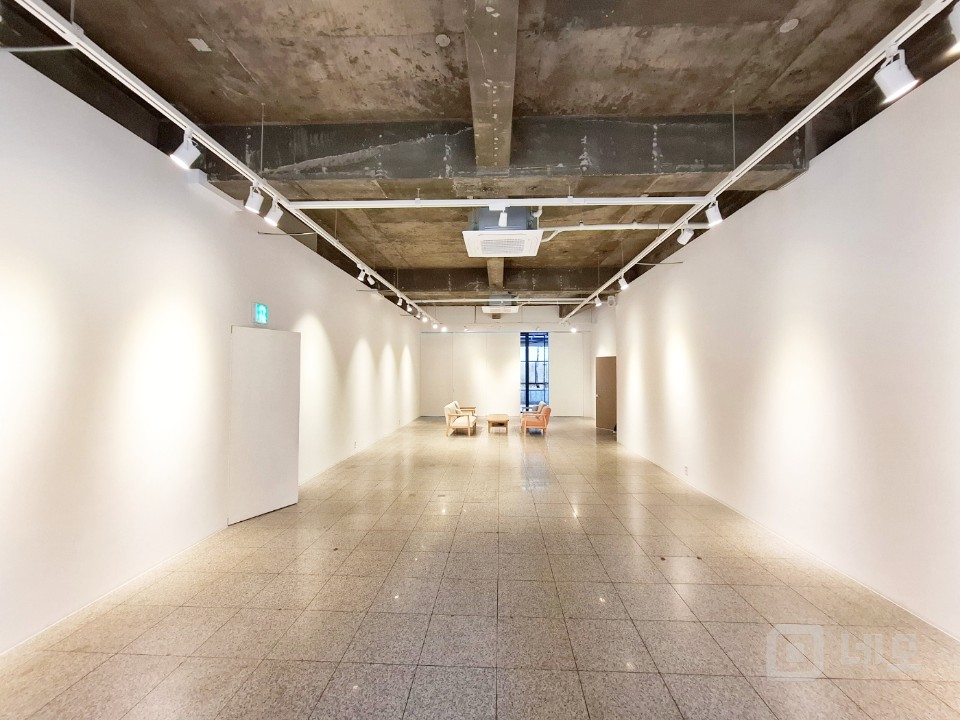 [홍대입구역 인근] 1층 대형 상가 — 갤러리·브랜드숍 최적 입지! 매물의 5번째 사진