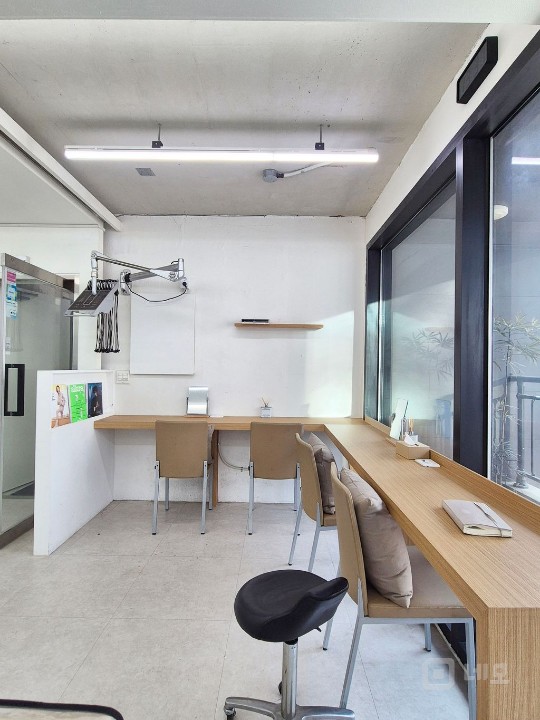 무권리 세련된 화이트톤 공간 유동인구 활발한 상권 내 위치  매물의 4번째 사진