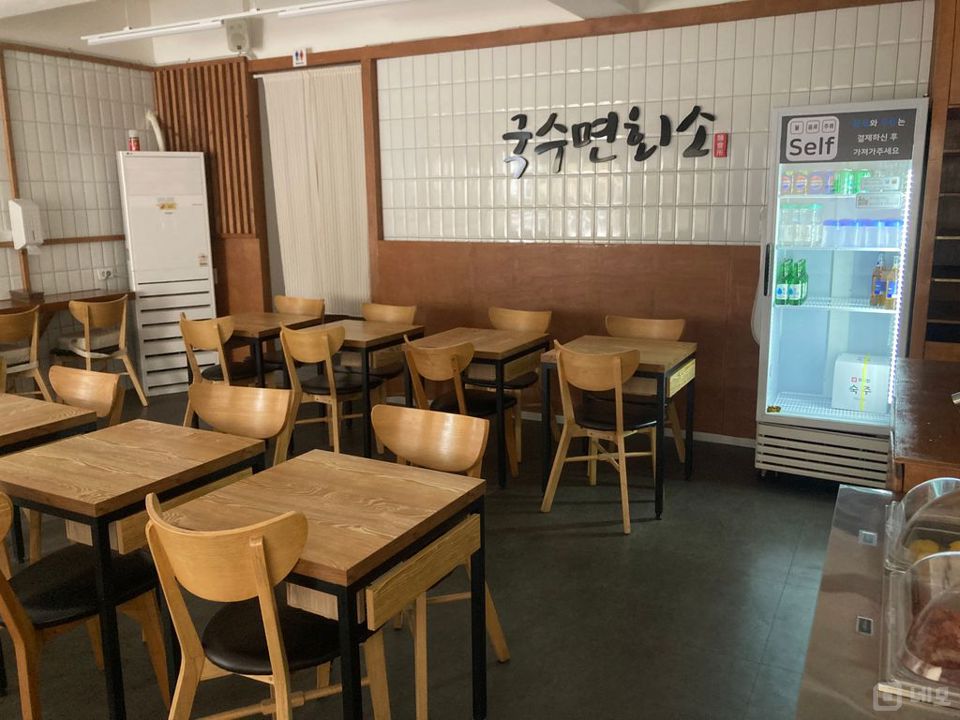 주변에 학교와 회사들로 둘러싸인 오피스상권 매물입니다 매물의 1번째 사진