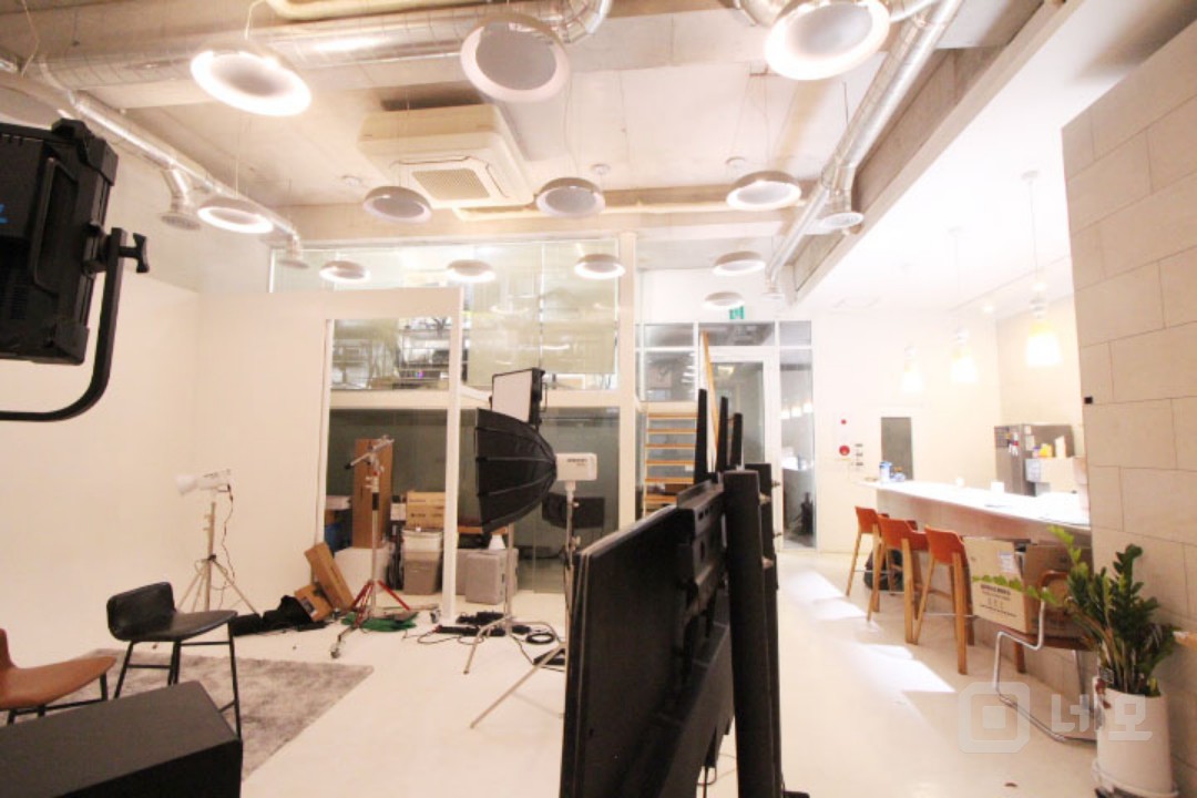 ● 나 스튜디오에요 하는 공간 입니다 ~~ 지하 스튜디오 시설 완비 !! 매물의 3번째 사진