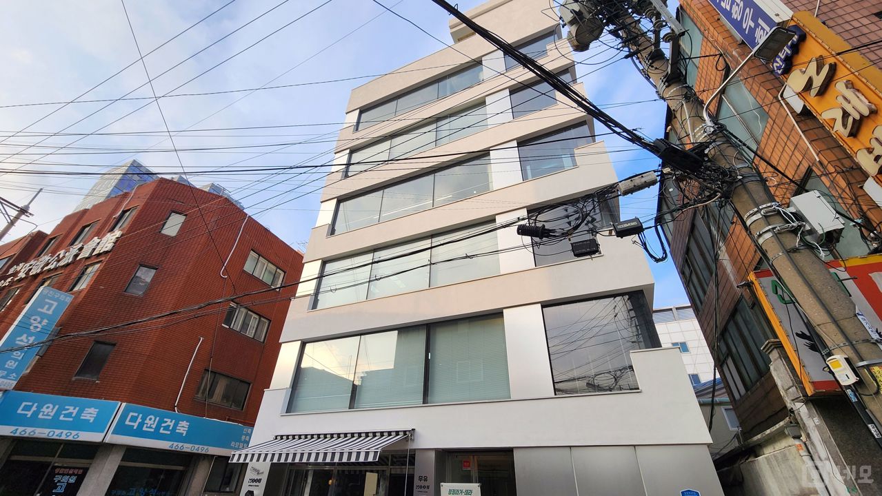 SNS 및 블로그에서 많이 언급되는 핫플레이스 매장입니다. 매물의 5번째 사진