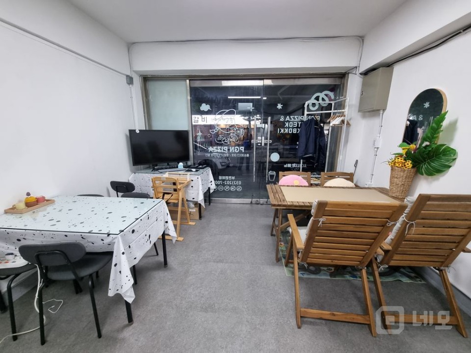 새롭게 인테리어한 깨끗한 상가, 신상 가전제품 등 매장이 큽니다^^ 매물의 2번째 사진