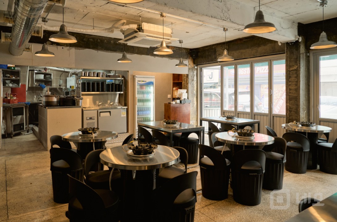 리뷰만 1,700개로 매출이 검증된 매장 매물의 1번째 사진