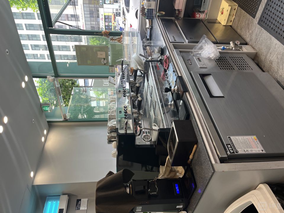 군자역 1번 출구에서 도보 1분 거리에 위치한 1층 상가입니다. 매물의 2번째 사진