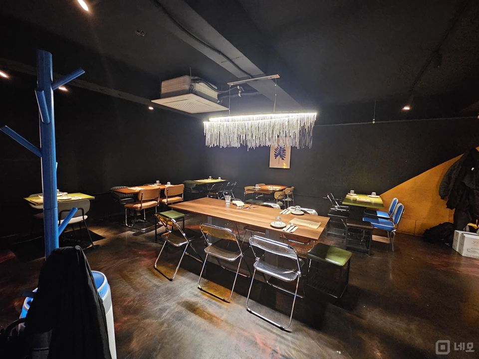 유동인구 많은 한강로2가 용리단길 상권 지하1층 와인바 매물의 1번째 사진