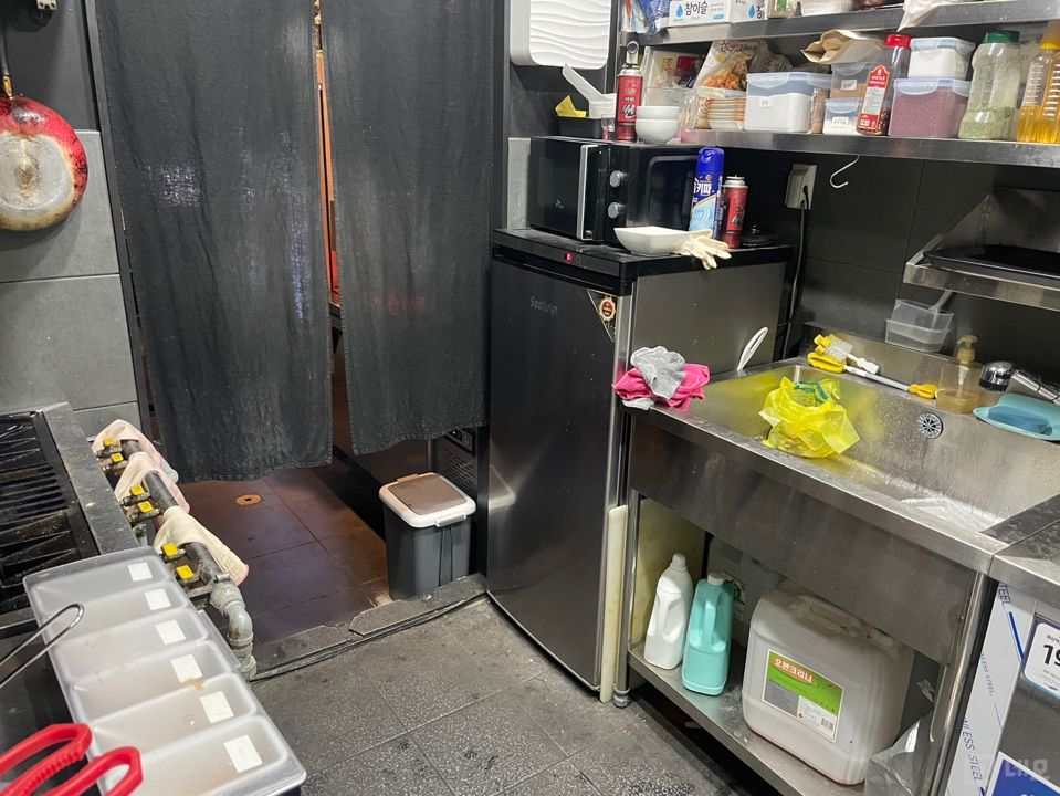 초역세권, 인테리어 및 시설 깔금한 1층 요리주점 임대 매물의 5번째 사진