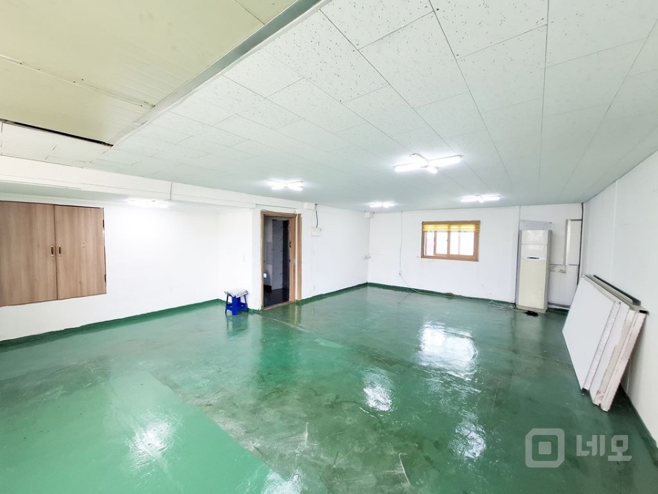 🏢✨ 종로 충신동, 발코니 포함 넓은 사무실 임대! 🚇 매물의 3번째 사진