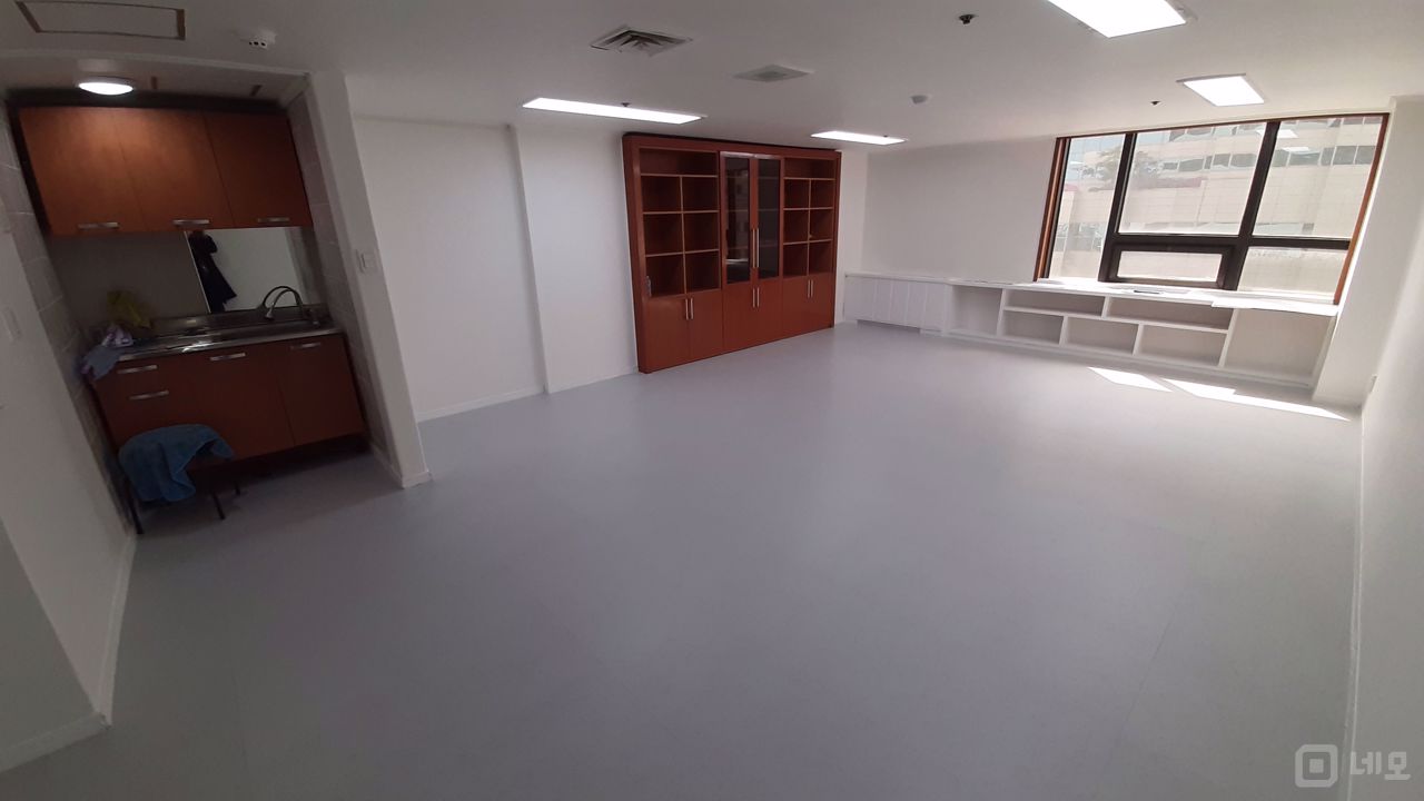 화이트톤의 깔끔하고 깨끗한, 수납공간이 많은 사무실입니다. 매물의 3번째 사진