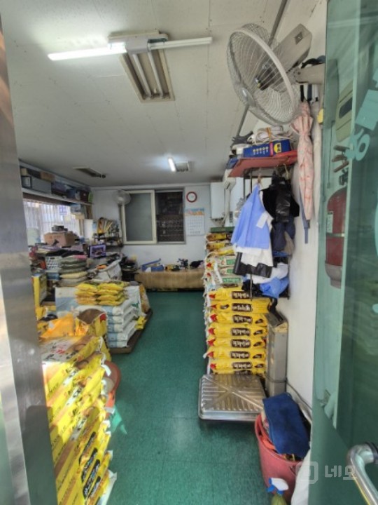 대로변 앞 마을버스 승강장 코너 건물 매물의 3번째 사진