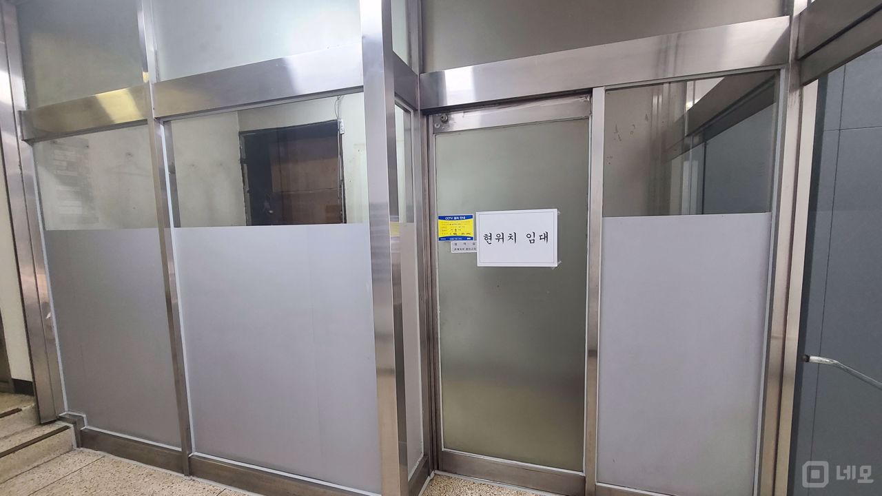 신사동 버스정류장 바로 옆 3평 소형 사무실 매물의 2번째 사진