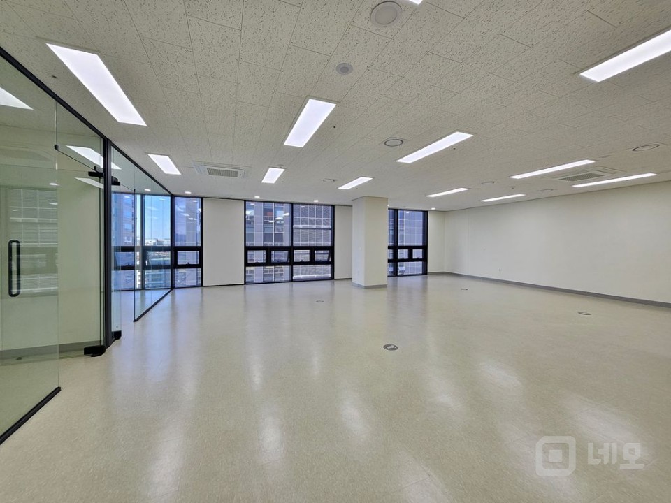 가산어반워크 사무실 실42평 룸2개 탕비실 즉시입주가능 매물의 1번째 사진